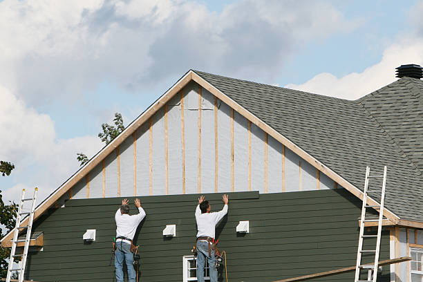 Professional Siding Contractor technician working in Wheeling, IL